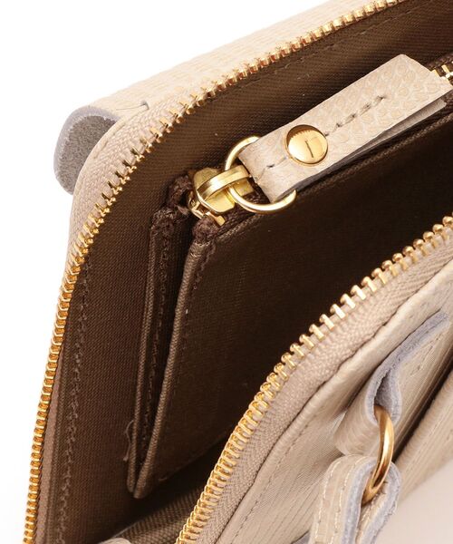 VIOLAd'ORO（ヴィオラドーロ）の「VIOLAd’ORO:スマートフォンポシェット（ショルダーバッグ・レディース・ライトグレー/ブラック/ベージュ系その他・ONE SIZE）」の11枚目の写真