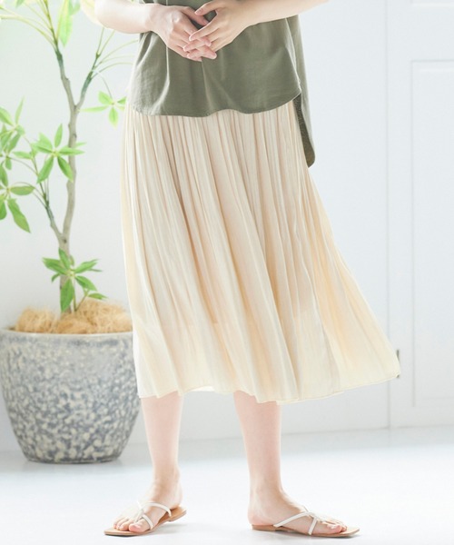 LIPSTAR（リップスター）の「シャイニーサテンプリーツスカート（スカート・レディース・ベージュ/ブルー/ピンク/ライトブルー/パープル・M）」の2枚目の写真