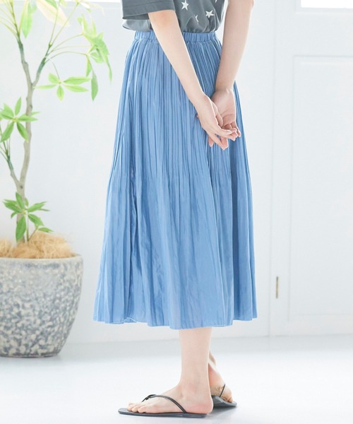 LIPSTAR（リップスター）の「シャイニーサテンプリーツスカート（スカート・レディース・ベージュ/ブルー/ピンク/ライトブルー/パープル・M）」の3枚目の写真