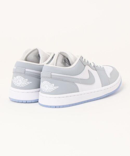 emmi（エミ）の「【NIKE】W AIR JORDAN 1 LOW（スニーカー・レディース・ライトグレー・23.5cm/24cm/25.5cm/26cm/24.5cm/23cm/27cm/27.5cm/28cm/26.5cm/25cm/22.5cm/28.5）」の2枚目の写真
