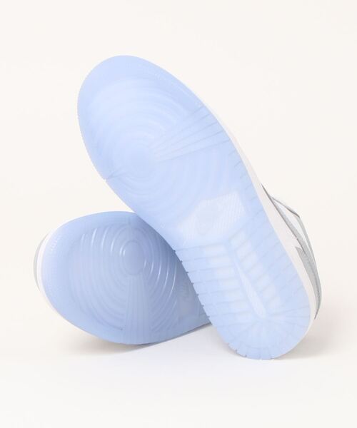 emmi（エミ）の「【NIKE】W AIR JORDAN 1 LOW（スニーカー・レディース・ライトグレー・23.5cm/24cm/25.5cm/26cm/24.5cm/23cm/27cm/27.5cm/28cm/26.5cm/25cm/22.5cm/28.5）」の3枚目の写真