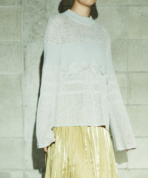 alcali(アルカリ)の「すかし編みフレアースリーブトップス(ニット/セーター・レディース・ブラック/ライトグレー・FREE)」の1枚目の写真