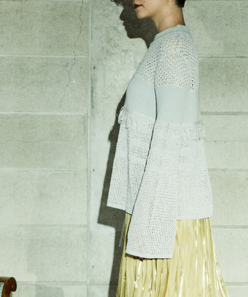 alcali(アルカリ)の「すかし編みフレアースリーブトップス(ニット/セーター・レディース・ブラック/ライトグレー・FREE)」の4枚目の写真