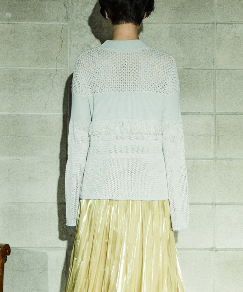 alcali(アルカリ)の「すかし編みフレアースリーブトップス(ニット/セーター・レディース・ブラック/ライトグレー・FREE)」の3枚目の写真