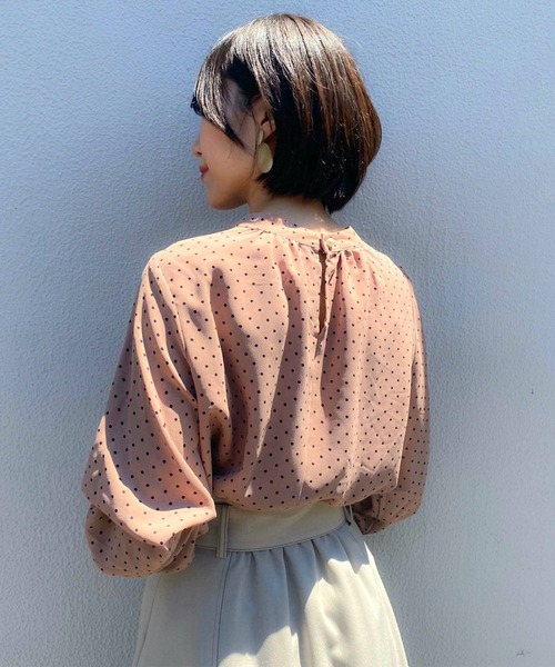 ASTORIA ODIER（アストリアオディール）の「ドット柄２wayボリュームスリーブ ブラウス（シャツ/ブラウス・レディース・ホワイト/モカ/ブラック・MEDIUM）」の13枚目の写真