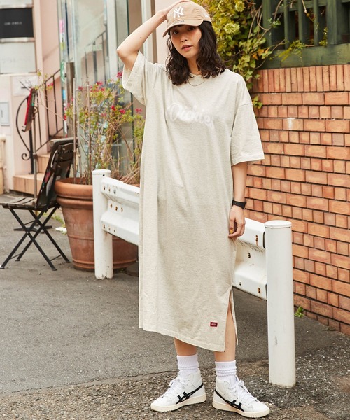 Dickies(ディッキーズ)の「Dickies/ディッキーズ オーバーサイズロゴプリントリブ コットンワンピース(ワンピース・レディース・ブラック/ブルー/オートミール・M)」の1枚目の写真