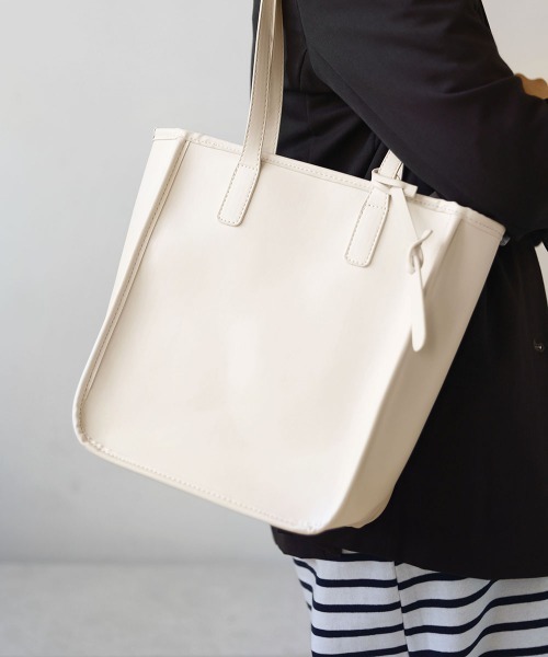 Bab(バブ)の「フェイクレザートートバッグ(トートバッグ・レディース・ブラック/オフホワイト/キャメル・ONESIZE)」の4枚目の写真