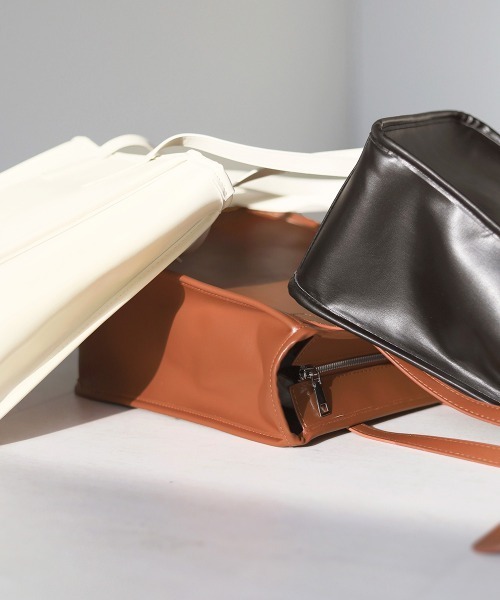 Bab(バブ)の「フェイクレザートートバッグ(トートバッグ・レディース・ブラック/オフホワイト/キャメル・ONESIZE)」の11枚目の写真