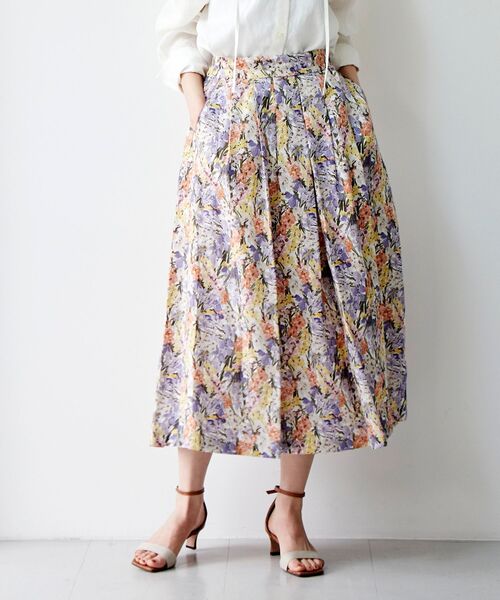 le.coeur blanc（ルクールブラン）の「リバティ タックギャザースカート（スカート・レディース・パープル系その他/イエロー系その他・38/36）」の2枚目の写真