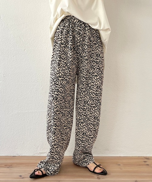 wee9s（ウィークス）の「【セルフカット可能】"osaka" leopard pleats pants / セルフカット可能なレオパードプリーツパンツ（スウェットパンツ・レディース・ブラック/ブルー/アイボリー・FREE）」の2枚目の写真
