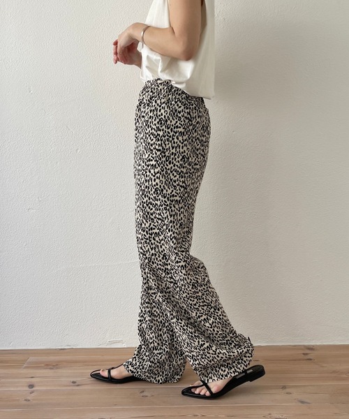 wee9s（ウィークス）の「【セルフカット可能】"osaka" leopard pleats pants / セルフカット可能なレオパードプリーツパンツ（スウェットパンツ・レディース・ブラック/ブルー/アイボリー・FREE）」の19枚目の写真