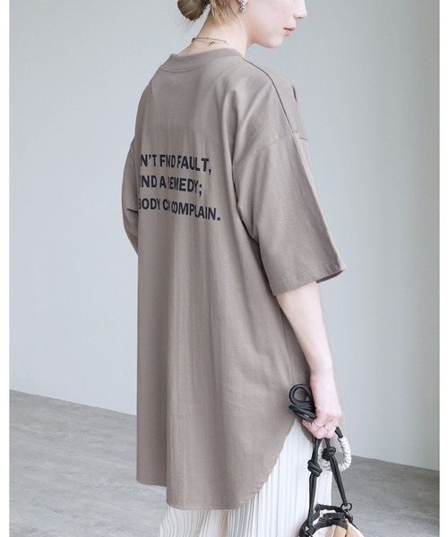 reca(レカ)の「バックプリントロゴロンTシャツ(Tシャツ/カットソー・レディース・ホワイト/チャコール/グレイッシュベージュ/ピンク/ホワイト系その他/オートミール/ホワイト系その他2/グレー系/ブラック/ベージュ系その他/グレー系その他・FREE)」の1枚目の写真