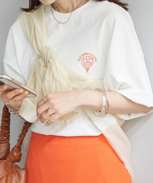 DISCOAT(ディスコート)の「【WEB限定】ワンポイント刺繍半袖Tシャツ(Tシャツ/カットソー・レディース・ホワイト/チャコールグレー/ライトグレー/オフホワイト/ネイビー・FREE)」の3枚目の写真