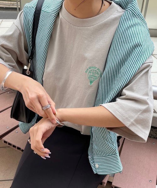 DISCOAT(ディスコート)の「【WEB限定】ワンポイント刺繍半袖Tシャツ(Tシャツ/カットソー・レディース・ホワイト/チャコールグレー/ライトグレー/オフホワイト/ネイビー・FREE)」の4枚目の写真