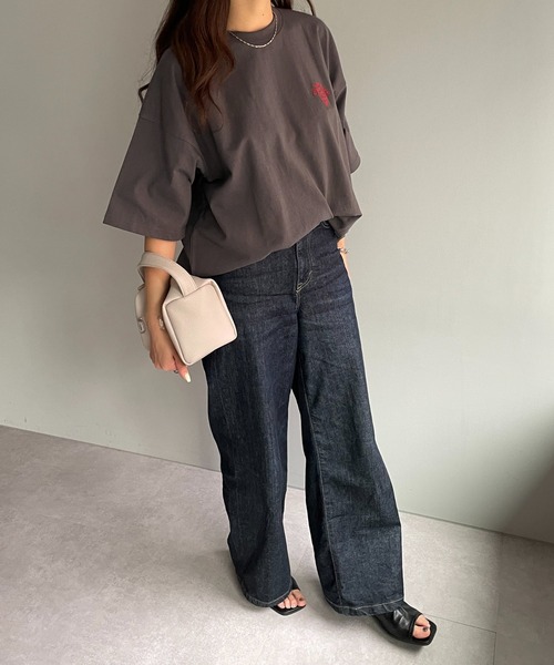 DISCOAT(ディスコート)の「【WEB限定】ワンポイント刺繍半袖Tシャツ(Tシャツ/カットソー・レディース・ホワイト/チャコールグレー/ライトグレー/オフホワイト/ネイビー・FREE)」の10枚目の写真