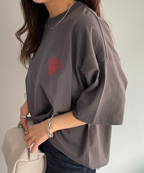 DISCOAT(ディスコート)の「【WEB限定】ワンポイント刺繍半袖Tシャツ(Tシャツ/カットソー・レディース・ホワイト/チャコールグレー/ライトグレー/オフホワイト/ネイビー・FREE)」の6枚目の写真