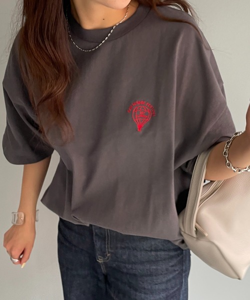 DISCOAT(ディスコート)の「【WEB限定】ワンポイント刺繍半袖Tシャツ(Tシャツ/カットソー・レディース・ホワイト/チャコールグレー/ライトグレー/オフホワイト/ネイビー・FREE)」の15枚目の写真