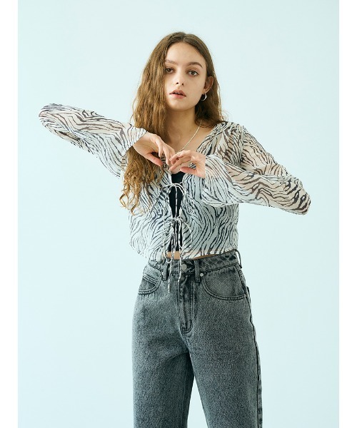 ENVYM（アンビー）の「フロントリボンＢＬ（シャツ/ブラウス・レディース・ブラウン/グレー・FREE）」の2枚目の写真