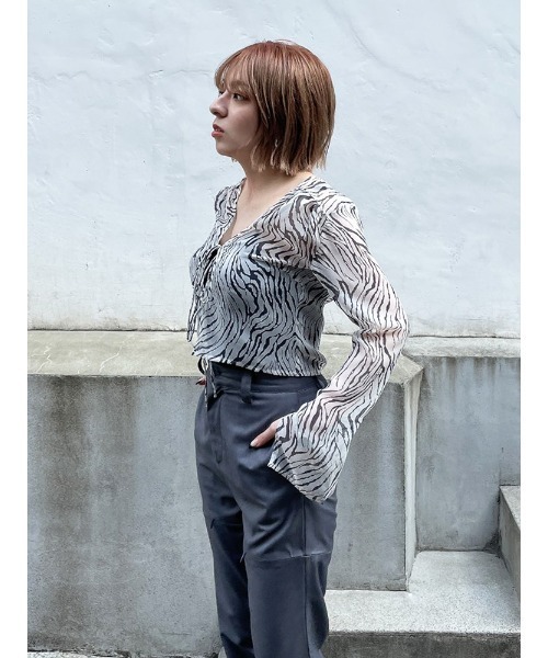 ENVYM（アンビー）の「フロントリボンＢＬ（シャツ/ブラウス・レディース・ブラウン/グレー・FREE）」の8枚目の写真