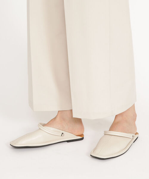 Ray BEAMS(レイビームス)の「Ray BEAMS / ステッチ バブーシュ(サンダル・レディース・オフホワイト/ブラック・24.5cm/23.5cm/25.0cm/23.0cm/24.0cm)」の1枚目の写真