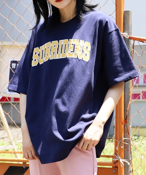 SPINNS（スピンズ）の「【ゆったりシルエット】SUBRIDENSカレッジロゴ オーバーサイズTシャツ（Tシャツ/カットソー・レディース・ブラック/ネイビー/オフホワイト/オレンジ/ブルー・M/L）」の3枚目の写真