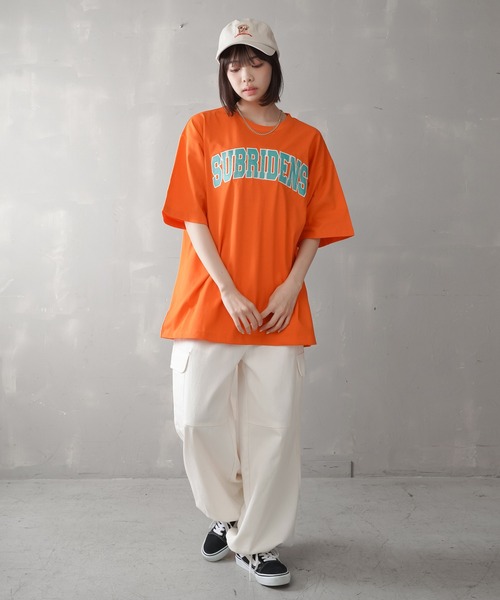 SPINNS（スピンズ）の「【ゆったりシルエット】SUBRIDENSカレッジロゴ オーバーサイズTシャツ（Tシャツ/カットソー・レディース・ブラック/ネイビー/オフホワイト/オレンジ/ブルー・M/L）」の21枚目の写真