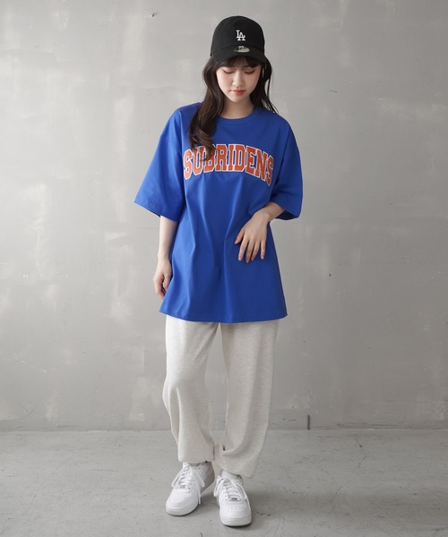 SPINNS（スピンズ）の「【ゆったりシルエット】SUBRIDENSカレッジロゴ オーバーサイズTシャツ（Tシャツ/カットソー・レディース・ブラック/ネイビー/オフホワイト/オレンジ/ブルー・M/L）」の19枚目の写真