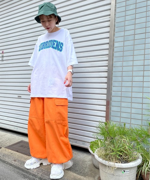 SPINNS（スピンズ）の「【ゆったりシルエット】SUBRIDENSカレッジロゴ オーバーサイズTシャツ（Tシャツ/カットソー・レディース・ブラック/ネイビー/オフホワイト/オレンジ/ブルー・M/L）」の10枚目の写真