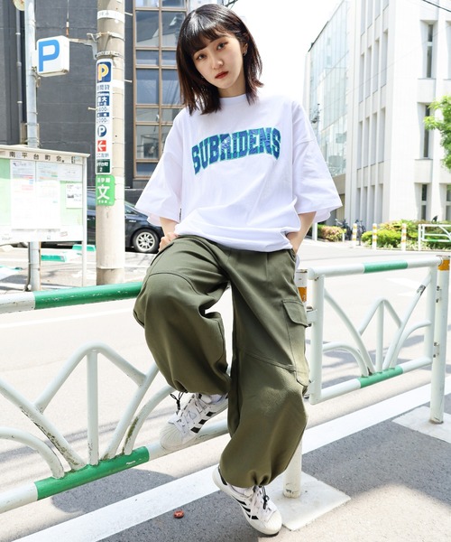 SPINNS（スピンズ）の「【ゆったりシルエット】SUBRIDENSカレッジロゴ オーバーサイズTシャツ（Tシャツ/カットソー・レディース・ブラック/ネイビー/オフホワイト/オレンジ/ブルー・M/L）」の11枚目の写真