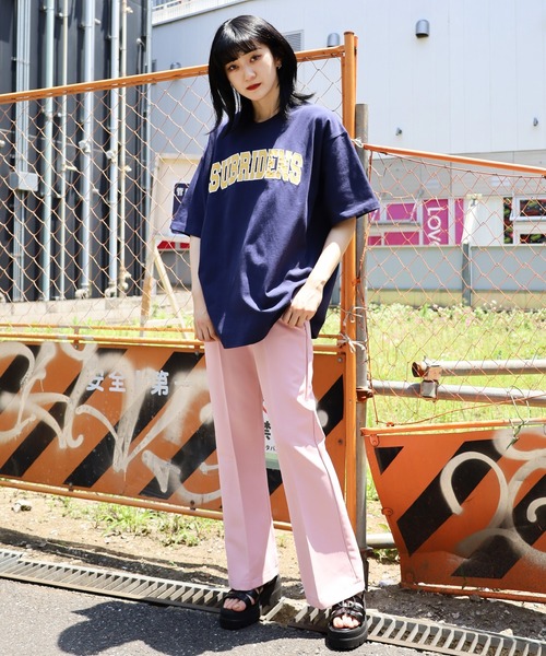 SPINNS（スピンズ）の「【ゆったりシルエット】SUBRIDENSカレッジロゴ オーバーサイズTシャツ（Tシャツ/カットソー・レディース・ブラック/ネイビー/オフホワイト/オレンジ/ブルー・M/L）」の12枚目の写真