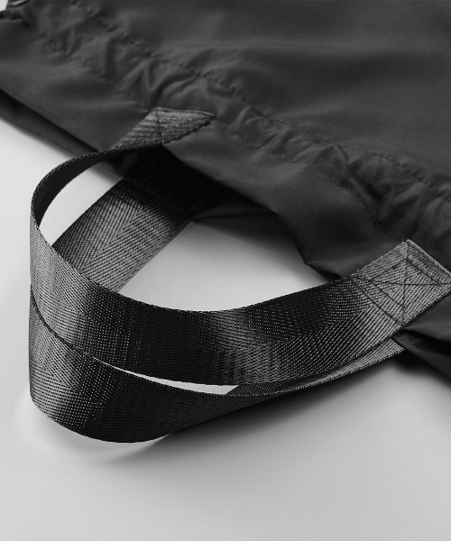 KLON（クローン）の「KLON SUSTAINABLE DRAWSTRING TOTE（エコバッグ/サブバッグ・レディース・ブラック・FREE）」の3枚目の写真