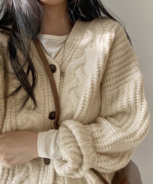 EPICKS（エピックス）の「ケーブル編みボリュームスリーブカーディガン（カーディガン/ボレロ・レディース・グレー/アイボリー/ピンク・F）」の11枚目の写真