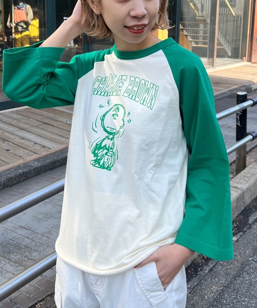 PEANUTS(ピーナッツ)の「【PEANUTS/ピーナッツ】ラグランプリントロゴT(Tシャツ/カットソー・レディース・ブラック/レッド/グリーン・FREE)」の5枚目の写真