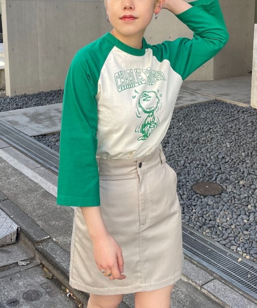 PEANUTS(ピーナッツ)の「【PEANUTS/ピーナッツ】ラグランプリントロゴT(Tシャツ/カットソー・レディース・ブラック/レッド/グリーン・FREE)」の4枚目の写真