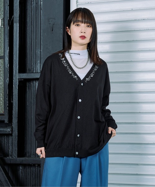 Ellno Loset（エルノロゼット）の「フラワー刺繍Vネックカーディガン 