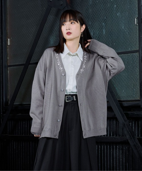 Ellno Loset（エルノロゼット）の「フラワー刺繍Vネックカーディガン 