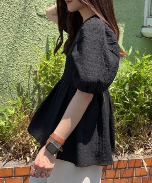 Shelly island(シェリーアイランド)の「ふくれペプラムブラウス(Tシャツ/カットソー・レディース・ブルー/ブラック/ホワイト・FREE)」の2枚目の写真