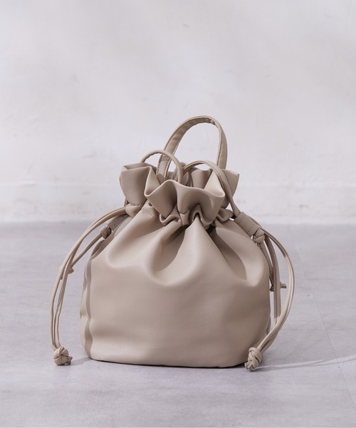 Chez toi(シェトワ)の「合皮巾着ショルダーBAG(ショルダーバッグ・レディース・グリーン/モカ/ブラック・FREE)」の2枚目の写真