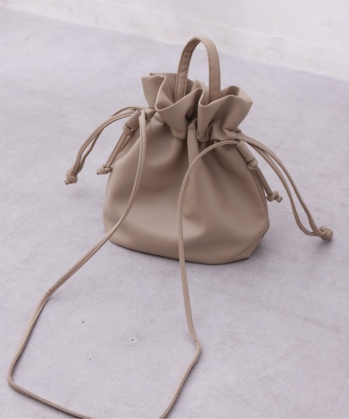 Chez toi(シェトワ)の「合皮巾着ショルダーBAG(ショルダーバッグ・レディース・グリーン/モカ/ブラック・FREE)」の6枚目の写真