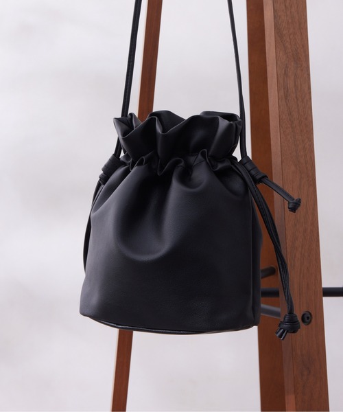 Chez toi(シェトワ)の「合皮巾着ショルダーBAG(ショルダーバッグ・レディース・グリーン/モカ/ブラック・FREE)」の4枚目の写真