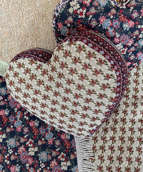 Casselini（キャセリーニ）の「Casselini(キャセリーニ)ハートダイカットクッション（クッション/クッションカバー・レディース・アイボリー/アニマル/ブルー/ベージュ/ネイビー/グリーン・FREE）」の3枚目の写真