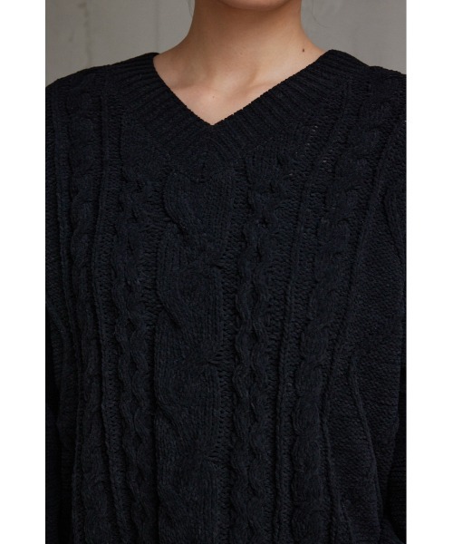 AZUL by moussy(アズールバイマウジー)の「シェニールケーブルVネックニットトップス(ニット/セーター・レディース・ブラック/ベージュ/グレー/アイボリー/ミント・SMALL/MEDIUM)」の11枚目の写真