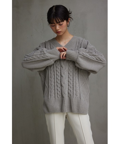 AZUL by moussy(アズールバイマウジー)の「シェニールケーブルVネックニットトップス(ニット/セーター・レディース・ブラック/ベージュ/グレー/アイボリー/ミント・SMALL/MEDIUM)」の15枚目の写真