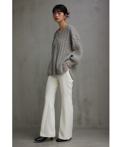 AZUL by moussy(アズールバイマウジー)の「シェニールケーブルVネックニットトップス(ニット/セーター・レディース・ブラック/ベージュ/グレー/アイボリー/ミント・SMALL/MEDIUM)」の16枚目の写真