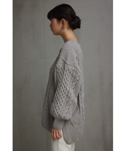 AZUL by moussy(アズールバイマウジー)の「シェニールケーブルVネックニットトップス(ニット/セーター・レディース・ブラック/ベージュ/グレー/アイボリー/ミント・SMALL/MEDIUM)」の18枚目の写真