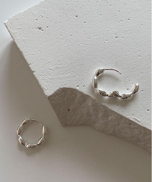 LA VORAGINE(ラ ヴォラジネ)の「金属アレルギー対応ミニフープピアス(ピアス(両耳用)・レディース・シルバー/ゴールド・FREE)」の6枚目の写真