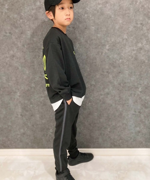 THE CASUAL(カジュアル)の「選べる12カラー 4本ラインスウェットパンツ(スウェットパンツ・キッズ・ブラック系/ダークグリーン/ベージュ/パープル/杢グレー/ブラック系1/ネイビー/チャコール/グレー系/グレー系1/ブラック/ベージュ系・130cm/160cm/140cm/150cm/110cm/120cm)」の2枚目の写真