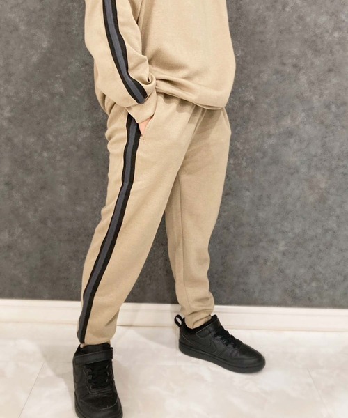 THE CASUAL(カジュアル)の「選べる12カラー 4本ラインスウェットパンツ(スウェットパンツ・キッズ・ブラック系/ダークグリーン/ベージュ/パープル/杢グレー/ブラック系1/ネイビー/チャコール/グレー系/グレー系1/ブラック/ベージュ系・130cm/160cm/140cm/150cm/110cm/120cm)」の8枚目の写真
