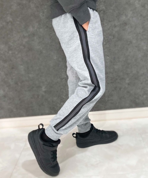 THE CASUAL(カジュアル)の「選べる12カラー 4本ラインスウェットパンツ(スウェットパンツ・キッズ・ブラック系/ダークグリーン/ベージュ/パープル/杢グレー/ブラック系1/ネイビー/チャコール/グレー系/グレー系1/ブラック/ベージュ系・130cm/160cm/140cm/150cm/110cm/120cm)」の4枚目の写真