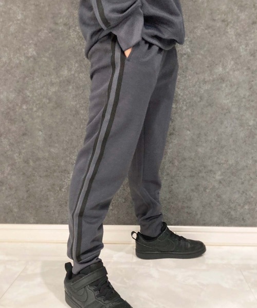THE CASUAL(カジュアル)の「選べる12カラー 4本ラインスウェットパンツ(スウェットパンツ・キッズ・ブラック系/ダークグリーン/ベージュ/パープル/杢グレー/ブラック系1/ネイビー/チャコール/グレー系/グレー系1/ブラック/ベージュ系・130cm/160cm/140cm/150cm/110cm/120cm)」の5枚目の写真